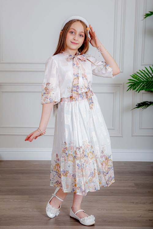 طقم تيور بناتي قطعتين لون أبيض بخطوط بيج بلوزة برباط من الرقبة و أكمام ميدي مشجرة و تـنورة طويلة بأطراف مشجرة