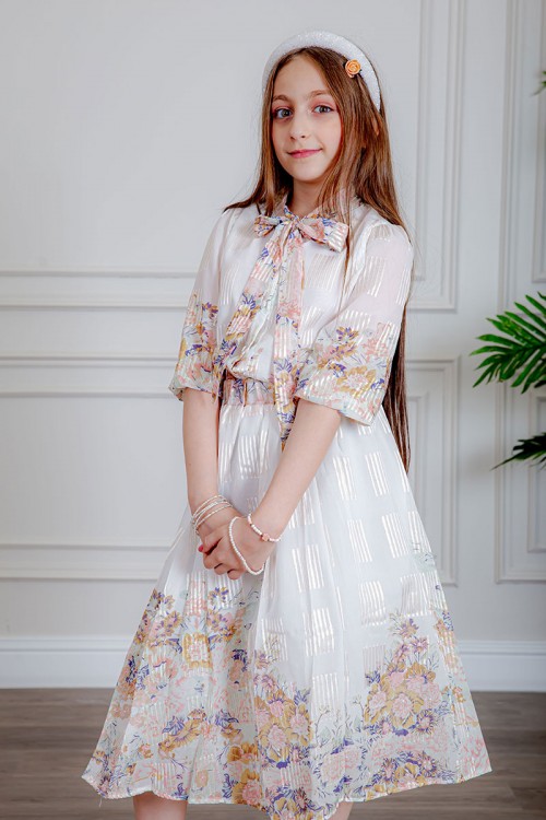 طقم تيور بناتي قطعتين لون أبيض بخطوط بيج بلوزة برباط من الرقبة و أكمام ميدي مشجرة و تـنورة طويلة بأطراف مشجرة