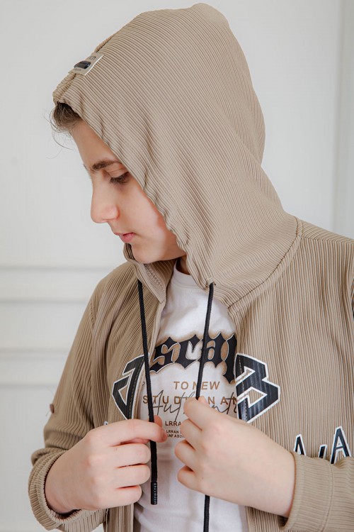 بدلة-ولادي-3-قطع-تيشيرت-لون-أبيض-بكتابات-بدون-أكمام-و-جاكيت-لون-بيج