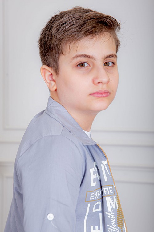 بدلة ولادي 3 قطع تيشيرت لون أبيض بكتابات و جاكيت لون موف فاتح بياقة مطوية مزين بكتابات من الأمام مع بنطلون بيج غامق بجيوب من الجانبين و الخلف