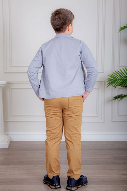 بدلة ولادي 3 قطع تيشيرت لون أبيض بكتابات و جاكيت لون موف فاتح بياقة مطوية مزين بكتابات من الأمام مع بنطلون بيج غامق بجيوب من الجانبين و الخلف