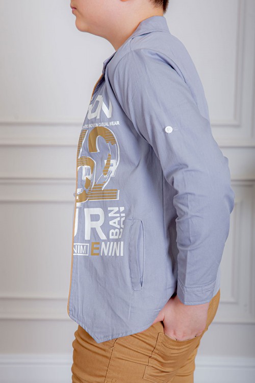 بدلة ولادي 3 قطع تيشيرت لون أبيض بكتابات و جاكيت لون موف فاتح بياقة مطوية مزين بكتابات من الأمام مع بنطلون بيج غامق بجيوب من الجانبين و الخلف