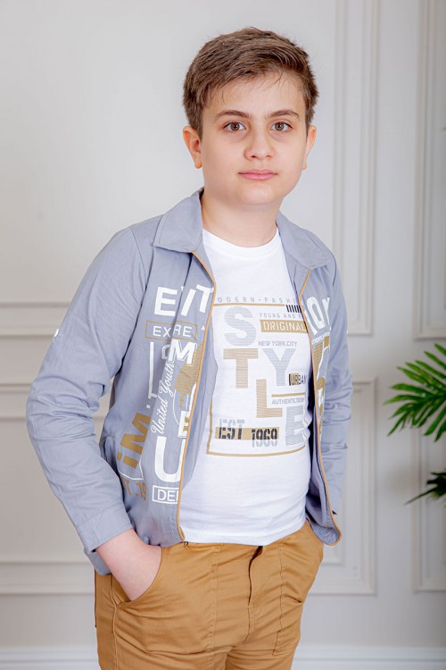 بدلة ولادي 3 قطع تيشيرت لون أبيض بكتابات و جاكيت لون موف فاتح بياقة مطوية مزين بكتابات من الأمام مع بنطلون بيج غامق بجيوب من الجانبين و الخلف