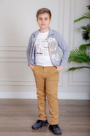 بدلة ولادي 3 قطع تيشيرت لون أبيض بكتابات و جاكيت لون موف فاتح بياقة مطوية مزين بكتابات من الأمام مع بنطلون بيج غامق بجيوب من الجانبين و الخلف 