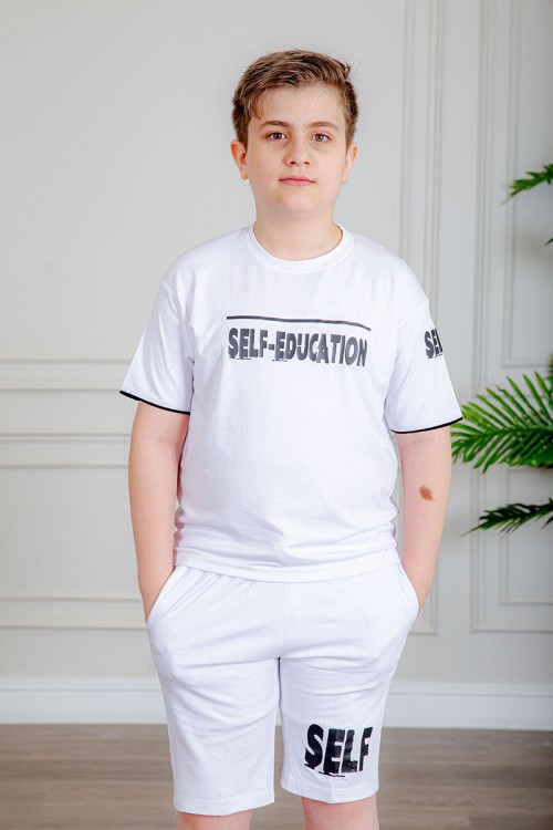 ترنج ولادي قطعتين لون أبيض تيشيرت بكتابات من الأمام و شورت بكتابات من الأمام و جيوب من الجانبين