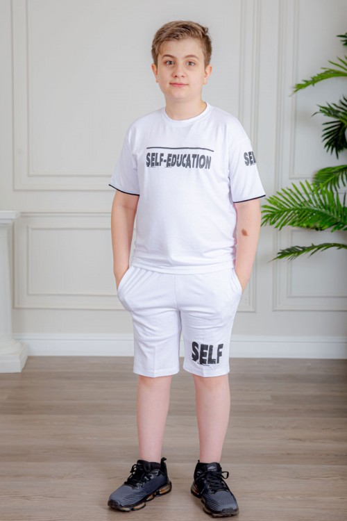 ترنج ولادي قطعتين لون أبيض تيشيرت بكتابات من الأمام و شورت بكتابات من الأمام و جيوب من الجانبين