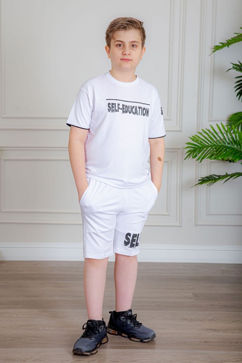 ترنج ولادي قطعتين لون أبيض تيشيرت بكتابات من الأمام و شورت بكتابات من الأمام و جيوب من الجانبين