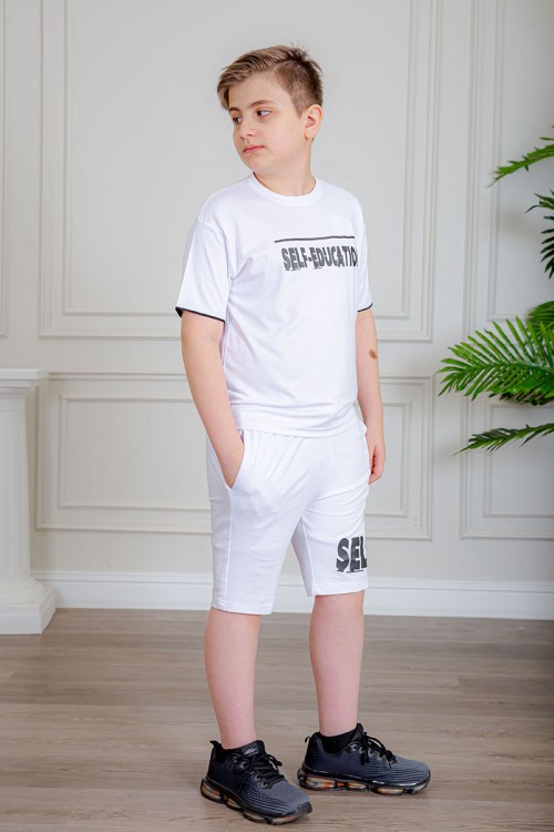 ترنج ولادي قطعتين لون أبيض تيشيرت بكتابات من الأمام و شورت بكتابات من الأمام و جيوب من الجانبين