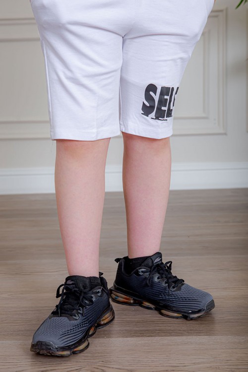 ترنج ولادي قطعتين لون أبيض تيشيرت بكتابات من الأمام و شورت بكتابات من الأمام و جيوب من الجانبين