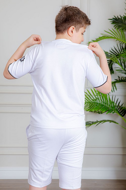 ترنج ولادي قطعتين لون أبيض تيشيرت بكتابات من الأمام و شورت بكتابات من الأمام و جيوب من الجانبين