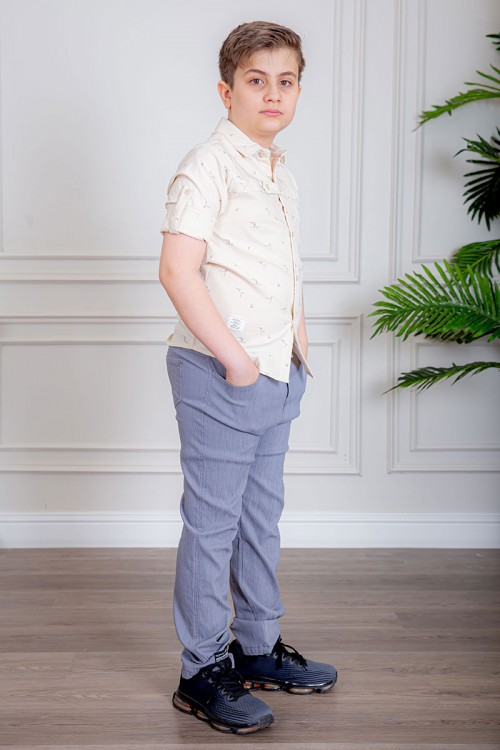 بدلة ولادي قطعتين قميص لون بيج فاتح بأزرار من الأمام و بنطلون لون موف فاتح بجيوب من الجانبين و الخلف