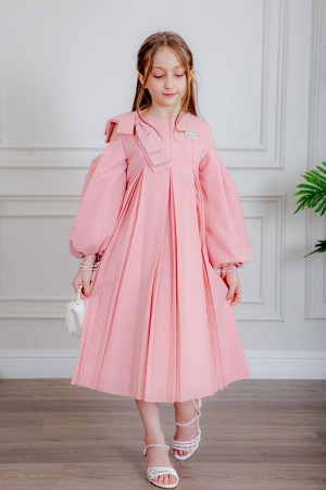 فستان بناتي لون وردي بياقة دائرية و أكمام طويلة مكشوفة من الأكتاف مزينة بفيونكة في الكتف الأيمن و بروش من الأمام مع حزام في الخلف و بكسرات من الأمام و الخلف 