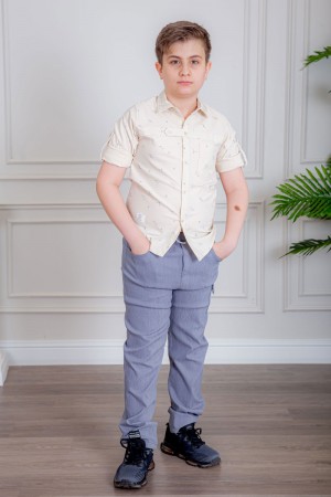 بدلة ولادي قطعتين قميص لون بيج فاتح بأزرار من الأمام و بنطلون لون موف فاتح بجيوب من الجانبين و الخلف 