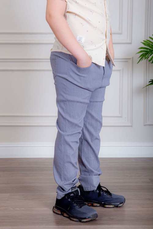 بدلة ولادي قطعتين قميص لون بيج فاتح بأزرار من الأمام و بنطلون لون موف فاتح بجيوب من الجانبين و الخلف