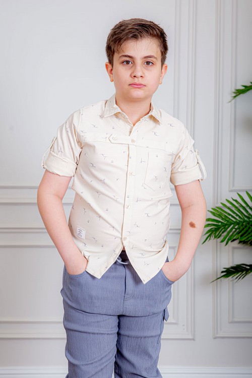 بدلة ولادي قطعتين قميص لون بيج فاتح بأزرار من الأمام و بنطلون لون موف فاتح بجيوب من الجانبين و الخلف