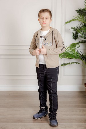 بدلة ولادي 3 قطع تيشيرت لون أبيض بكتابات بدون أكمام و جاكيت لون بيج بقبعة متصلة برباط قابل للتضييق مزين بكتابات و جيوب من الأمام مع بنطلون أسود بجيوب من الجانبين و الخلف 