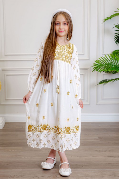 جلابية بناتي لون أبيض مزينة بتطريز ذهبي ذو أكمام طويلة و رباط من الأمام