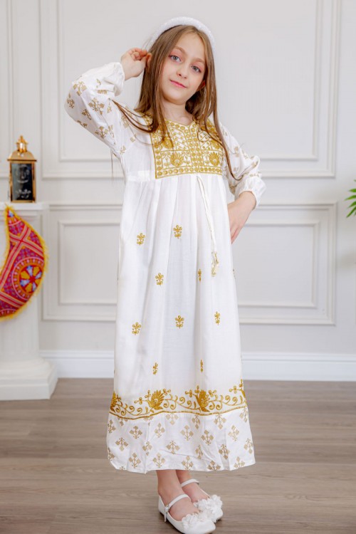 جلابية بناتي لون أبيض مزينة بتطريز ذهبي ذو أكمام طويلة و رباط من الأمام