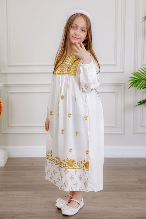 جلابية بناتي لون أبيض مزينة بتطريز ذهبي ذو أكمام طويلة و رباط من الأمام