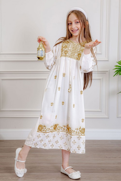 جلابية بناتي لون أبيض مزينة بتطريز ذهبي ذو أكمام طويلة و رباط من الأمام