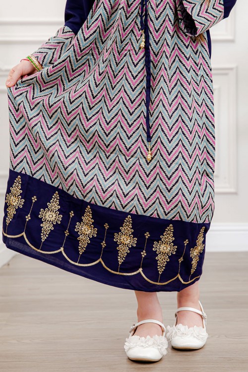 جلابية بناتي لون كحلي بتطريز ذهبي و بخطوط مثلثات ملونة ذو أكمام طويلة و رباط من الأمام