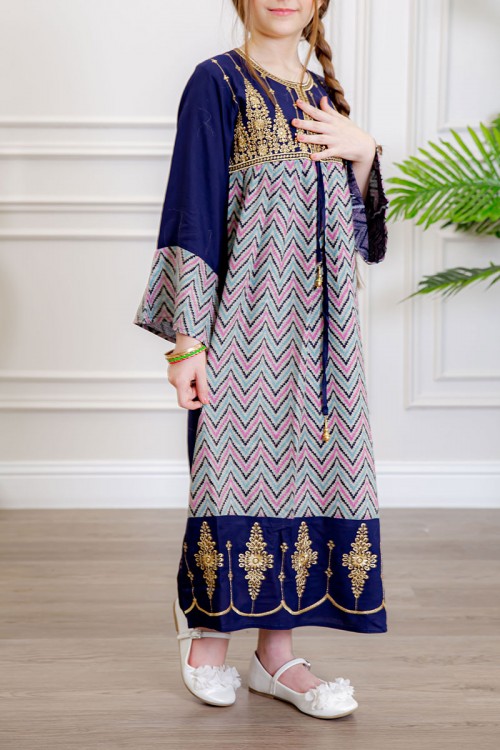 جلابية بناتي لون كحلي بتطريز ذهبي و بخطوط مثلثات ملونة ذو أكمام طويلة و رباط من الأمام