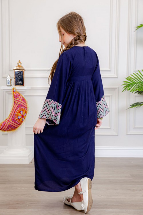 جلابية بناتي لون كحلي بتطريز ذهبي و بخطوط مثلثات ملونة ذو أكمام طويلة و رباط من الأمام