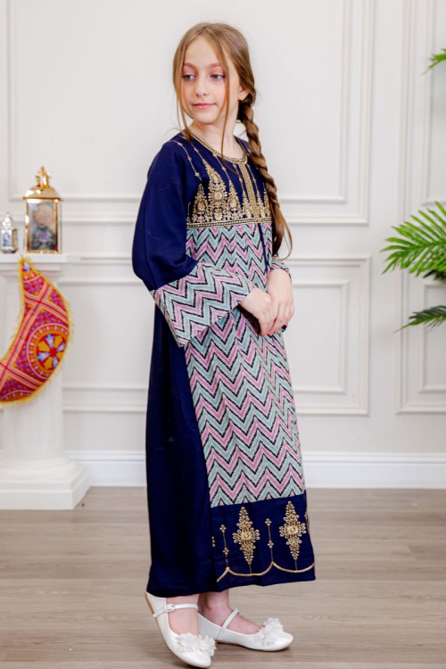 جلابية بناتي لون كحلي بتطريز ذهبي و بخطوط مثلثات ملونة ذو أكمام طويلة و رباط من الأمام