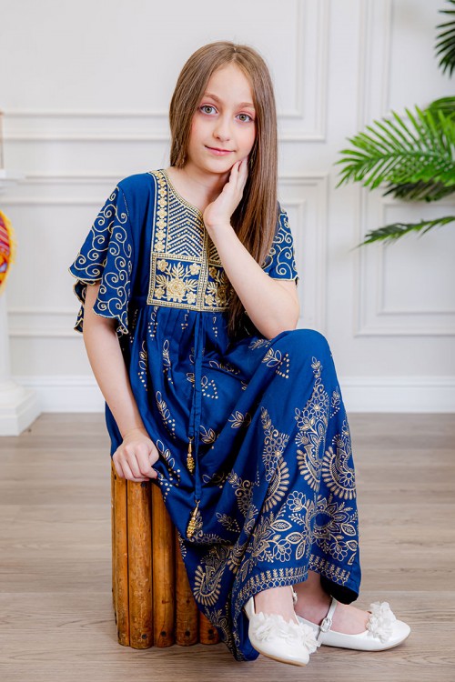 جلابية بناتي لون أزرق مزينة بتطريز ذهبي ذو أكمام ميدي و رباط  من الأمام