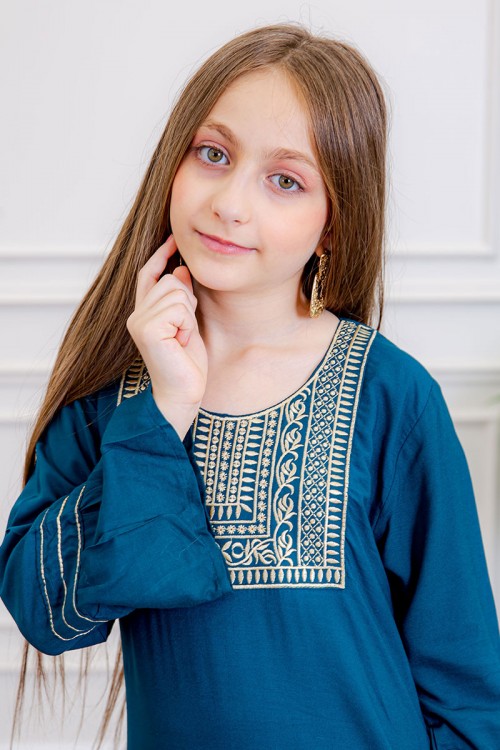 جلابية بناتي لون أزرق مزينة بتطريز بيج ذو أكمام طويلة