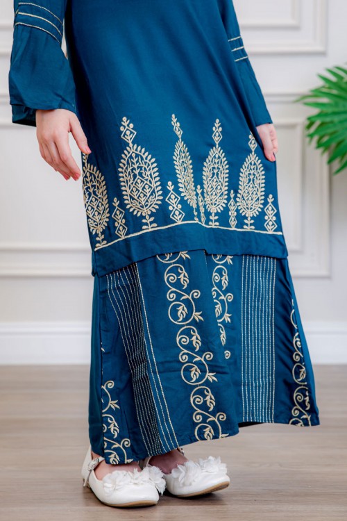 جلابية بناتي لون أزرق مزينة بتطريز بيج ذو أكمام طويلة