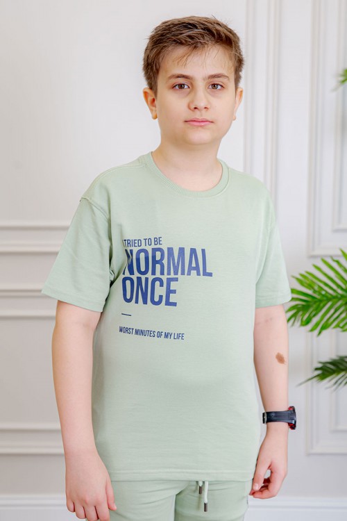 ترنج ولادي قطعتين لون تفاحي تيشيرت بكتابات من الأمام و الخلف و بنطلون بجيوب من الجانبين و الخلف و برباط في الخصر