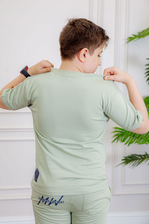 ترنج ولادي قطعتين لون تفاحي تيشيرت بكتابات من الأمام و الخلف و بنطلون بجيوب من الجانبين و الخلف و برباط في الخصر