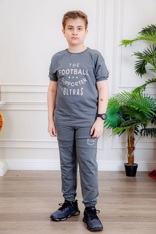 ترنج ولادي قطعتين لون رمادي تيشيرت بكتابات من الأمام و الخلف و بنطلون بجيوب من الجانبين و الخلف