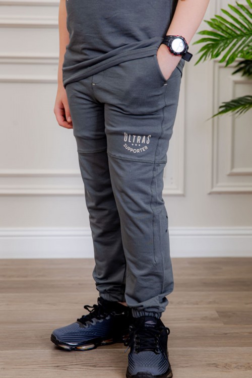 ترنج ولادي قطعتين لون رمادي تيشيرت بكتابات من الأمام و الخلف و بنطلون بجيوب من الجانبين و الخلف