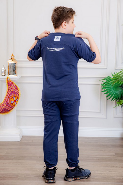 ترنج ولادي قطعتين لون كحلي تيشيرت بكتابات و طبعات من الأمام و الخلف و بنطلون بجيوب من الجانبين و الخلف