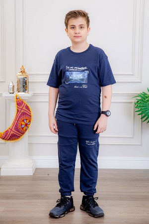 ترنج ولادي قطعتين لون كحلي تيشيرت بكتابات و طبعات من الأمام و الخلف و بنطلون بجيوب من الجانبين و الخلف 