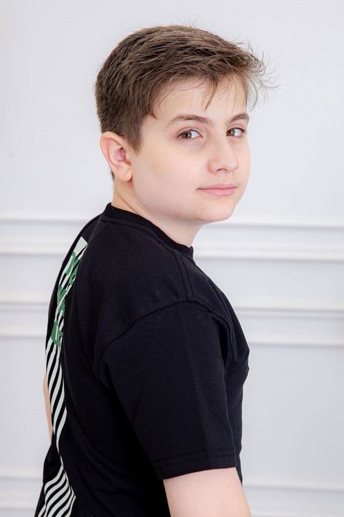 ترنج ولادي قطعتين لون أسود تيشيرت بكتابات و طبعات من الأمام و الخلف و شورت بكتابات من الأمام و جيوب من الجانبين و رباط في الخصر