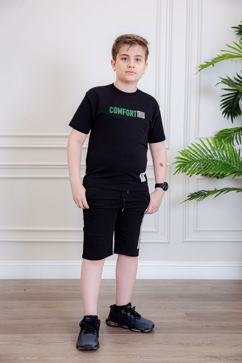 ترنج ولادي قطعتين لون أسود تيشيرت بكتابات و طبعات من الأمام و الخلف و شورت بكتابات من الأمام و جيوب من الجانبين و رباط في الخصر