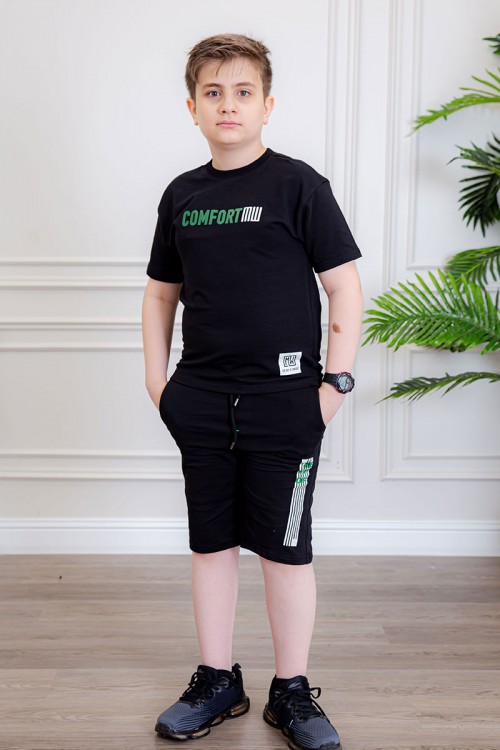 ترنج ولادي قطعتين لون أسود تيشيرت بكتابات و طبعات من الأمام و الخلف و شورت بكتابات من الأمام و جيوب من الجانبين و رباط في الخصر