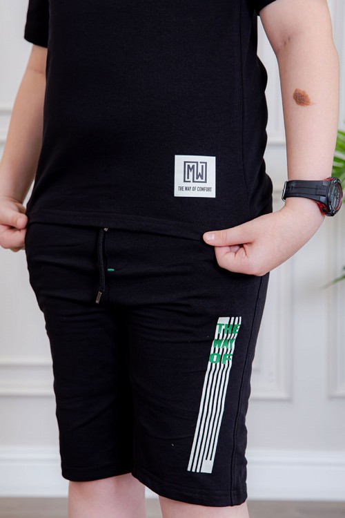 ترنج ولادي قطعتين لون أسود تيشيرت بكتابات و طبعات من الأمام و الخلف و شورت بكتابات من الأمام و جيوب من الجانبين و رباط في الخصر