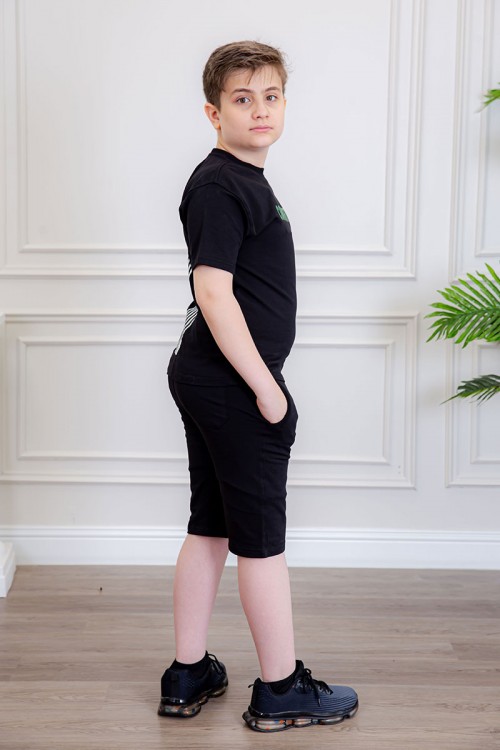 ترنج ولادي قطعتين لون أسود تيشيرت بكتابات و طبعات من الأمام و الخلف و شورت بكتابات من الأمام و جيوب من الجانبين و رباط في الخصر