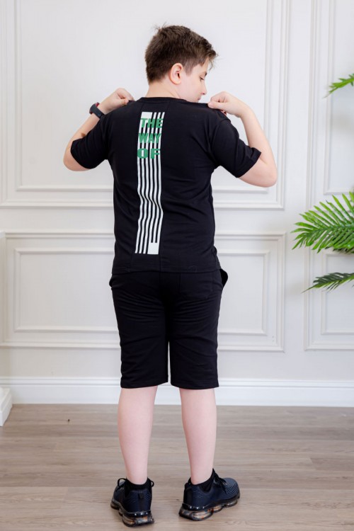 ترنج ولادي قطعتين لون أسود تيشيرت بكتابات و طبعات من الأمام و الخلف و شورت بكتابات من الأمام و جيوب من الجانبين و رباط في الخصر