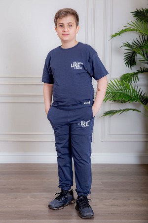 ترنج ولادي قطعتين لون كحلي تيشيرت بكتابات من الأمام و الخلف و بنطلون طويل بكتابات من الأمام و جيوب من الجانبين و الخلف و رباط في الخصر 