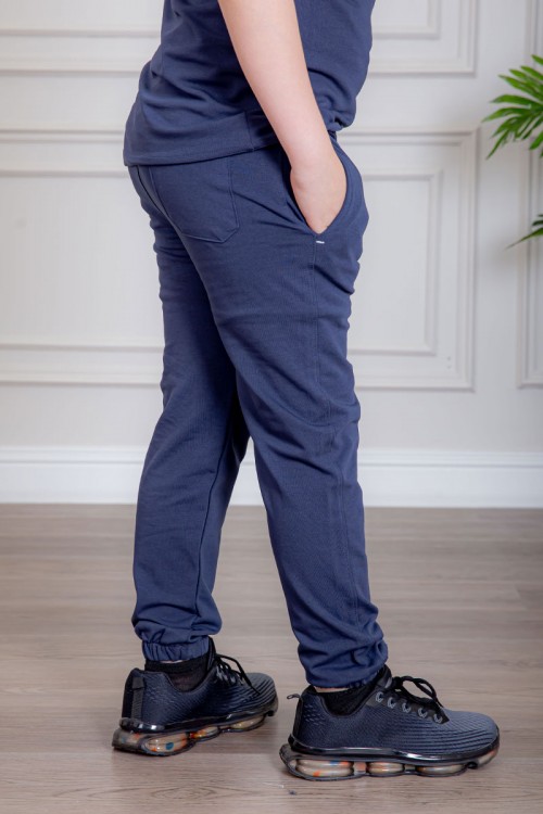 ترنج ولادي قطعتين لون كحلي تيشيرت بكتابات من الأمام و الخلف و بنطلون طويل بكتابات من الأمام و جيوب من الجانبين و الخلف و رباط في الخصر