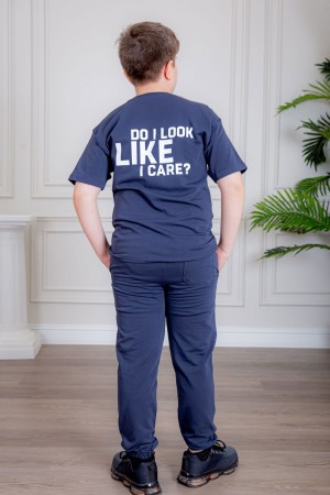 ترنج ولادي قطعتين لون كحلي تيشيرت بكتابات من الأمام و الخلف و بنطلون طويل بكتابات من الأمام و جيوب من الجانبين و الخلف و رباط في الخصر 