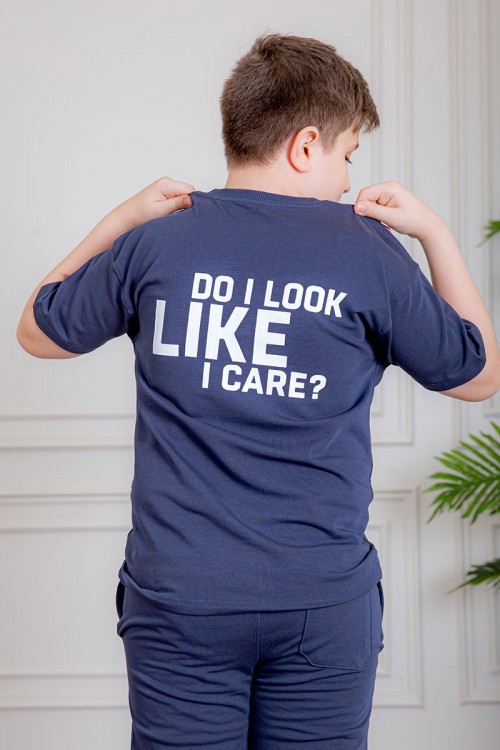 ترنج ولادي قطعتين لون كحلي تيشيرت بكتابات من الأمام و الخلف و بنطلون طويل بكتابات من الأمام و جيوب من الجانبين و الخلف و رباط في الخصر