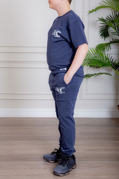 ترنج ولادي قطعتين لون كحلي تيشيرت بكتابات من الأمام و الخلف و بنطلون طويل بكتابات من الأمام و جيوب من الجانبين و الخلف و رباط في الخصر