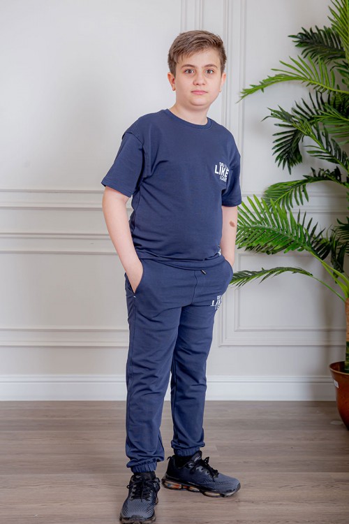 ترنج ولادي قطعتين لون كحلي تيشيرت بكتابات من الأمام و الخلف و بنطلون طويل بكتابات من الأمام و جيوب من الجانبين و الخلف و رباط في الخصر