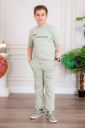 ترنج ولادي قطعتين لون تفاحي تيشيرت بكتابات من الأمام و الخلف و بنطلون طويل بكتابات من الأمام و جيوب من الجانبين و الخلف و رباط في الخصر 